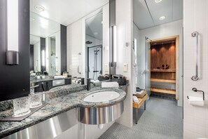 Junior Suite | Baño | Secador de pelo, bidé, toallas y jabón