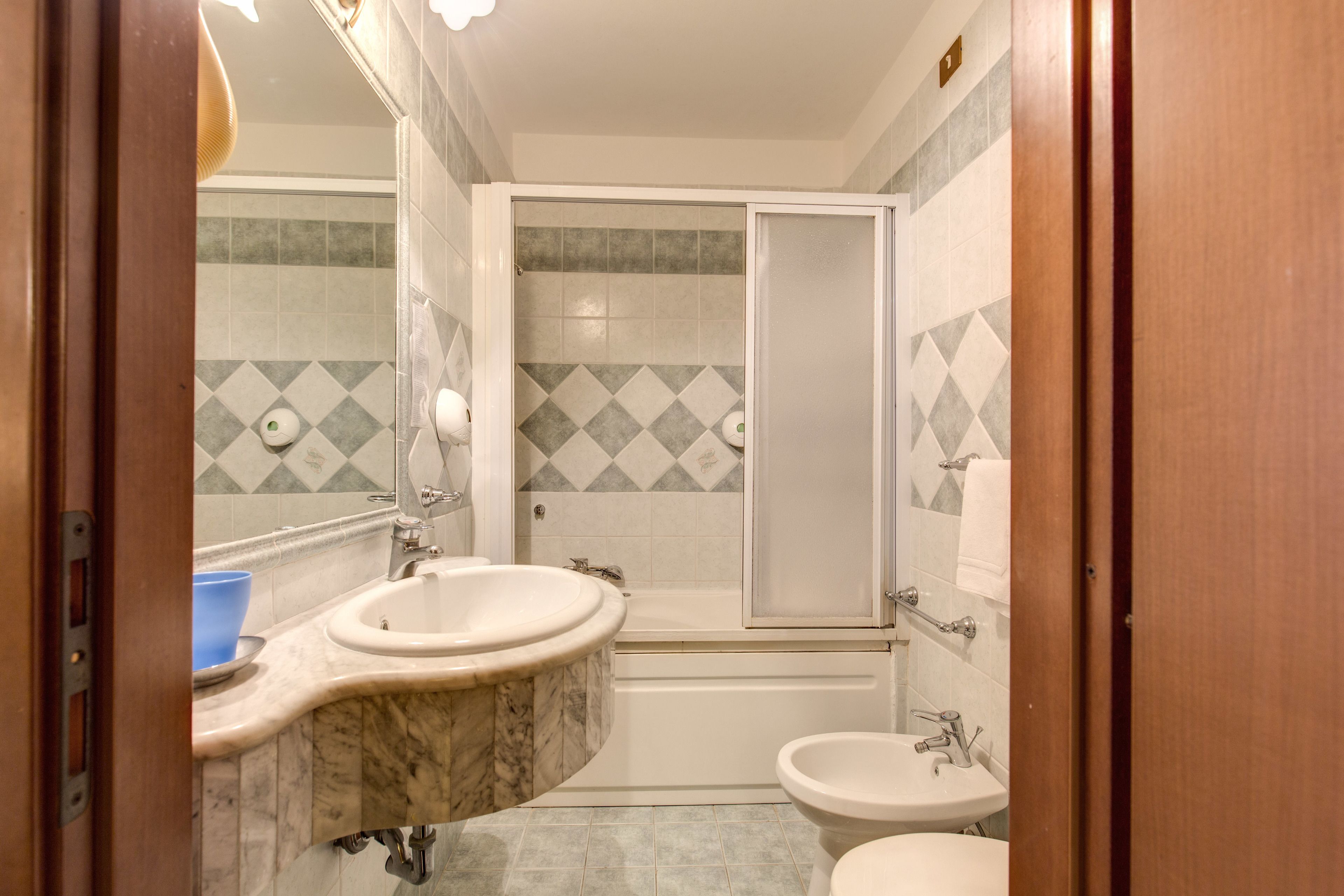 Photo - Cambridge Hotel