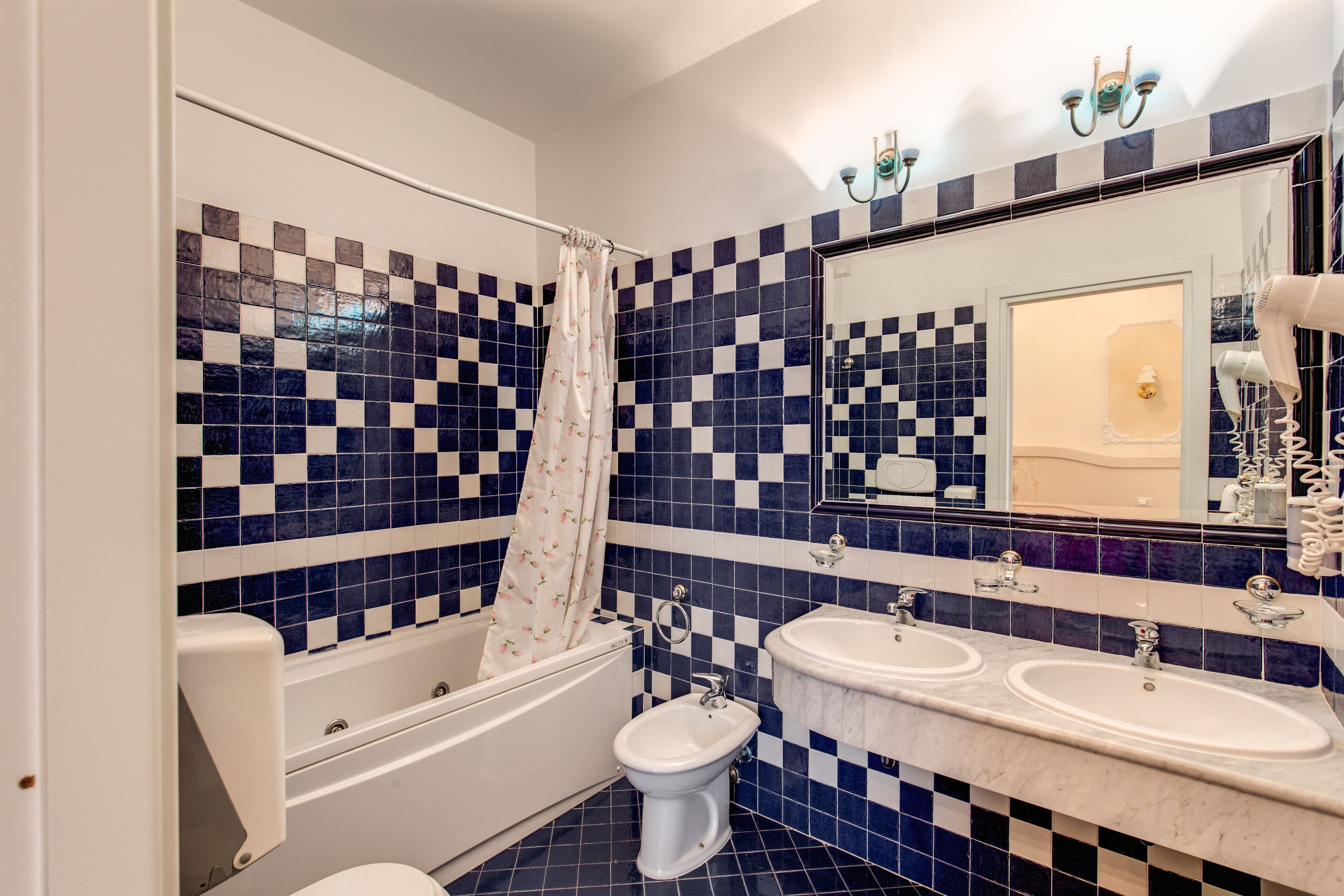 Photo - Cambridge Hotel