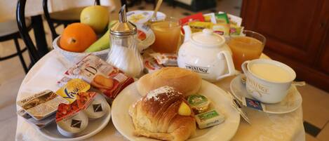 Daily continental breakfast (EUR 8.00 per person)