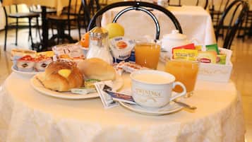 Petit déjeuner continental (8.00 EUR par personne)