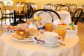 Daily continental breakfast (EUR 8.00 per person)