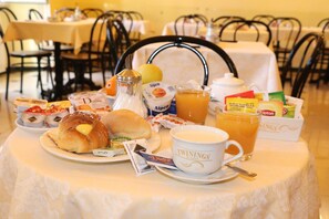 Desayuno continental (EUR 8.00 por persona) 