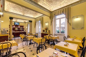 Food court - Hotel Cambridge (Rome)