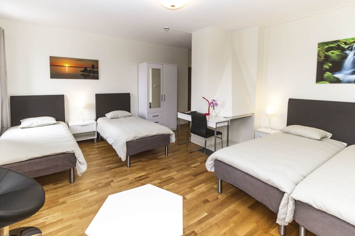 Decoración personalizada, escritorio, cortinas blackout y wifi gratis