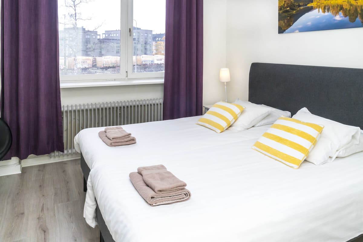 Habitación doble | Decoración personalizada, escritorio, cortinas blackout y wifi gratis