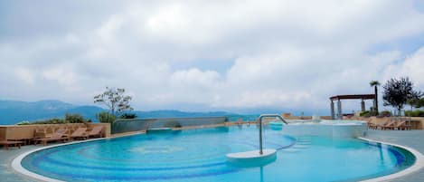 Piscina coperta, piscina all'aperto, lettini