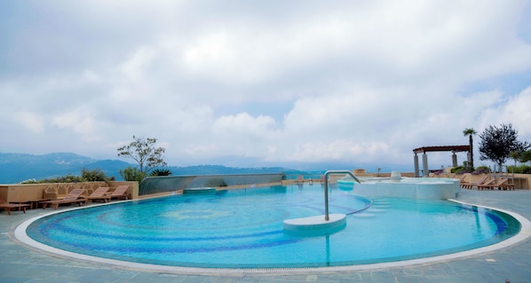 Piscine couverte, piscine extérieure, chaises longues
