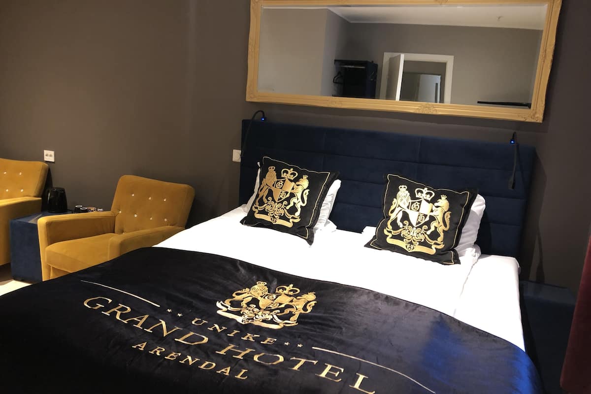 premium bedding, memory-foam beds, in-room safe, desk