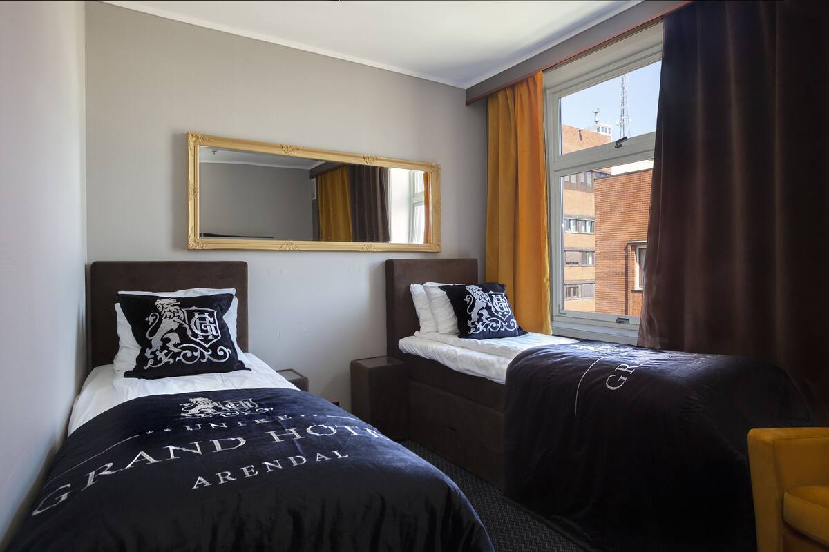Habitación con 2 camas individuales (included light evening meal) | Ropa de cama de alta calidad, colchones viscoelásticos, caja fuerte