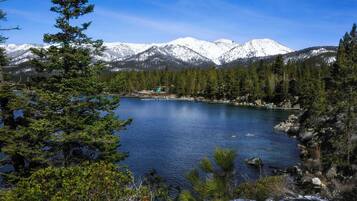Un lago rodeado de montañas y un denso bosque.