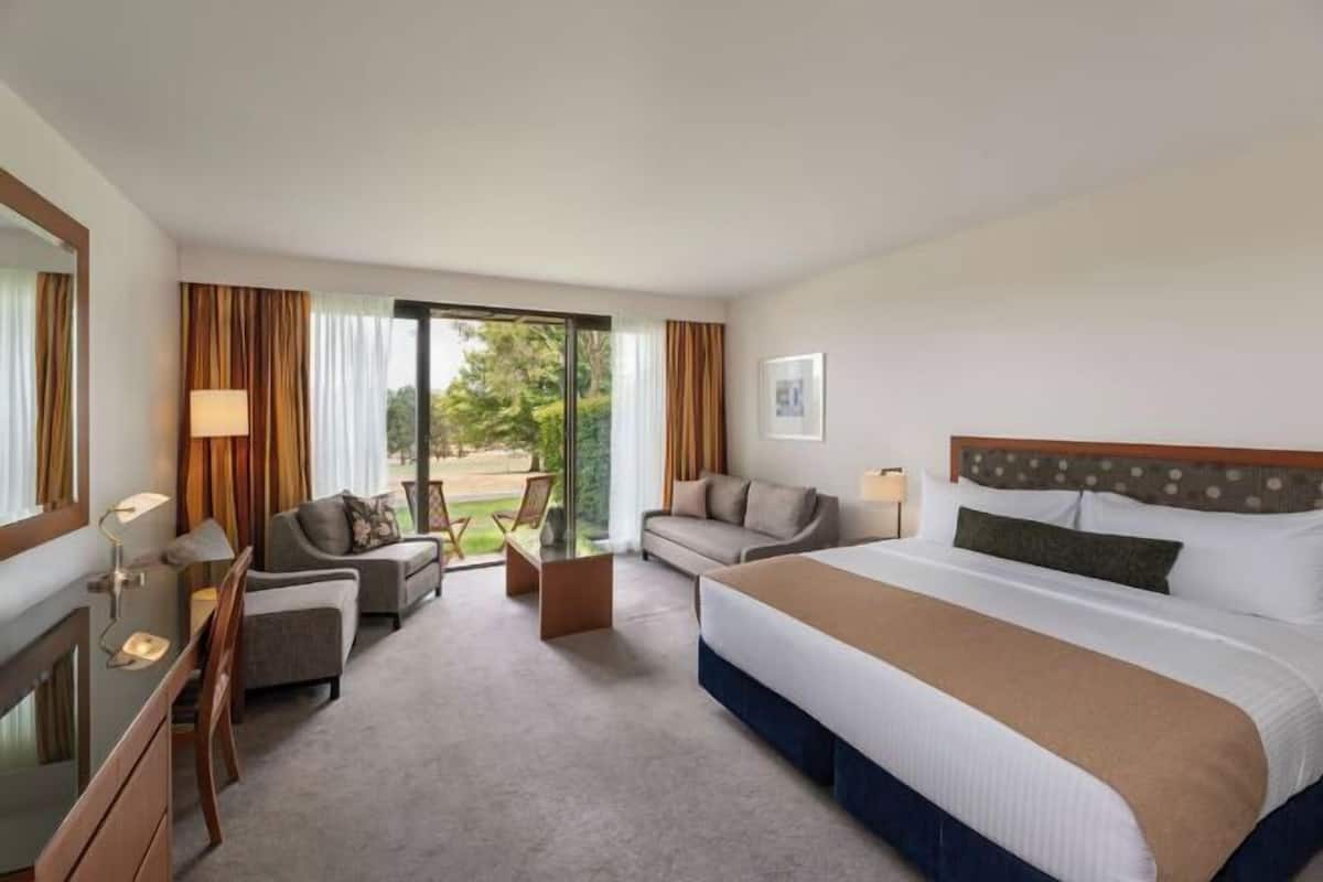 Premium bedding, minibar, in-room safe, desk