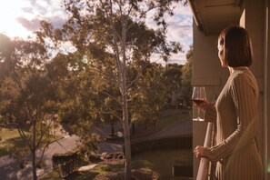 Lodge View Family | Premium bedding, minibar, in-room safe, desk - Yarra Valley Lodge (Chirnside Park)