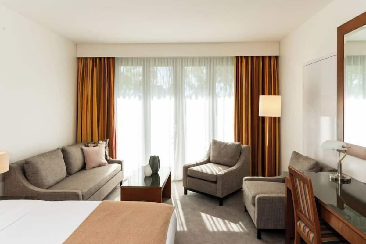 Premium bedding, minibar, in-room safe, desk