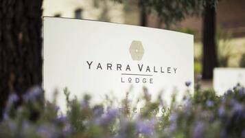 Segnaletica per Yarra Valley Lodge, con logo e nome.