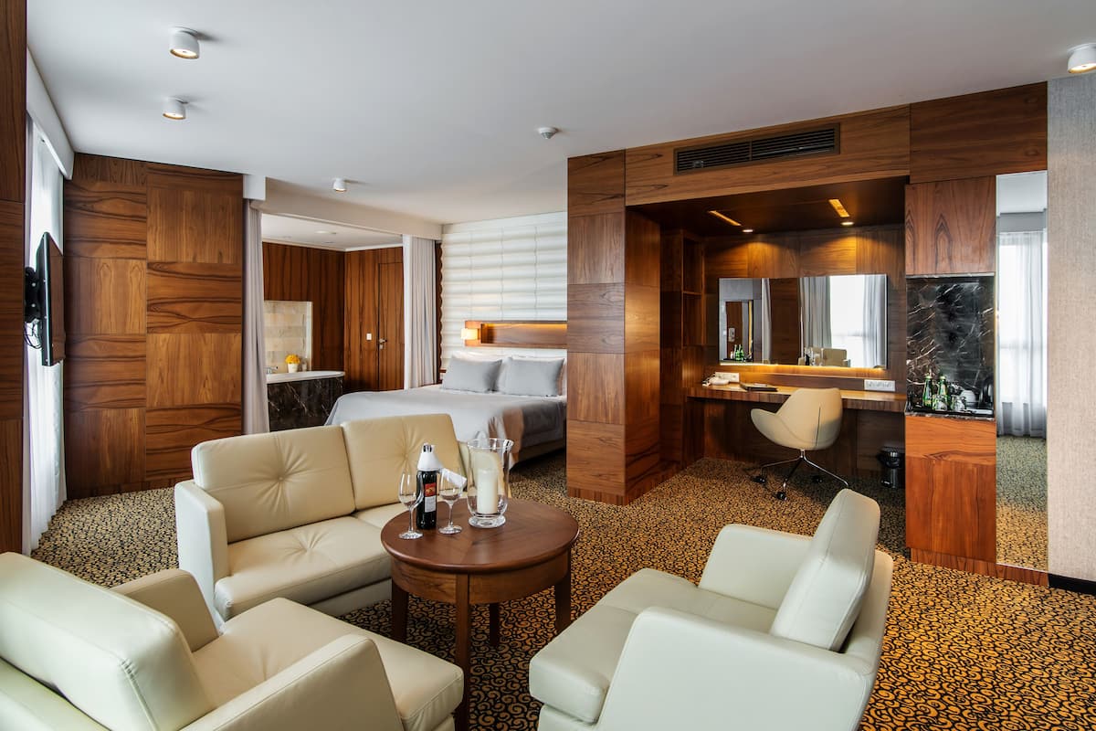 business apartment | hypo-allergenic bedding, desk, soundproofing, rollaway beds