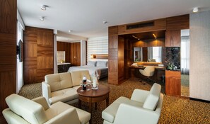 Business Apartment | Hypo-allergenic bedding, desk, soundproofing, rollaway beds