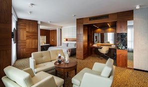 Business Apartment | Hypo-allergenic bedding, desk, soundproofing, rollaway beds