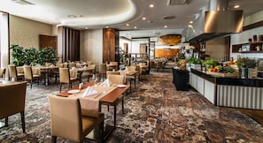 Daily continental breakfast (PLN 79 per person)