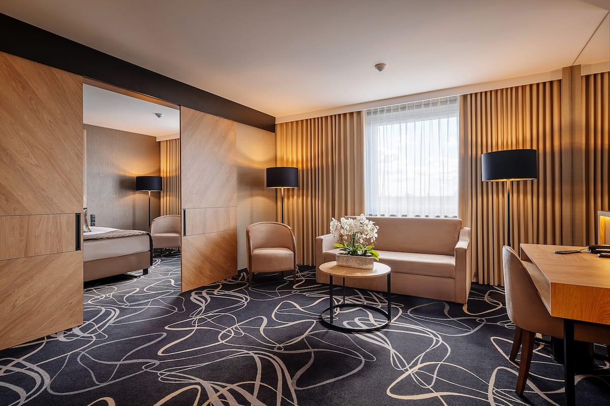 apartment | hypo-allergenic bedding, desk, soundproofing, rollaway beds