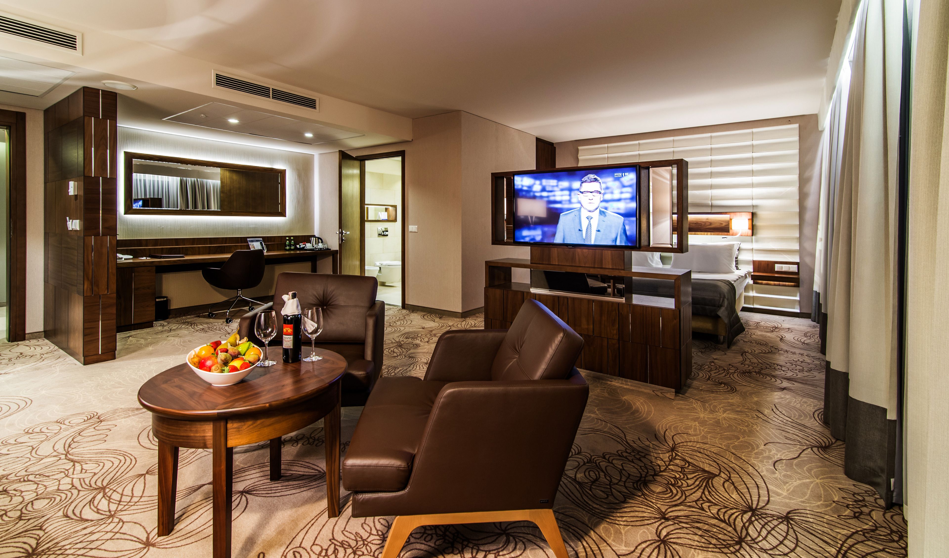 business apartment | hypo-allergenic bedding, desk, soundproofing, rollaway beds