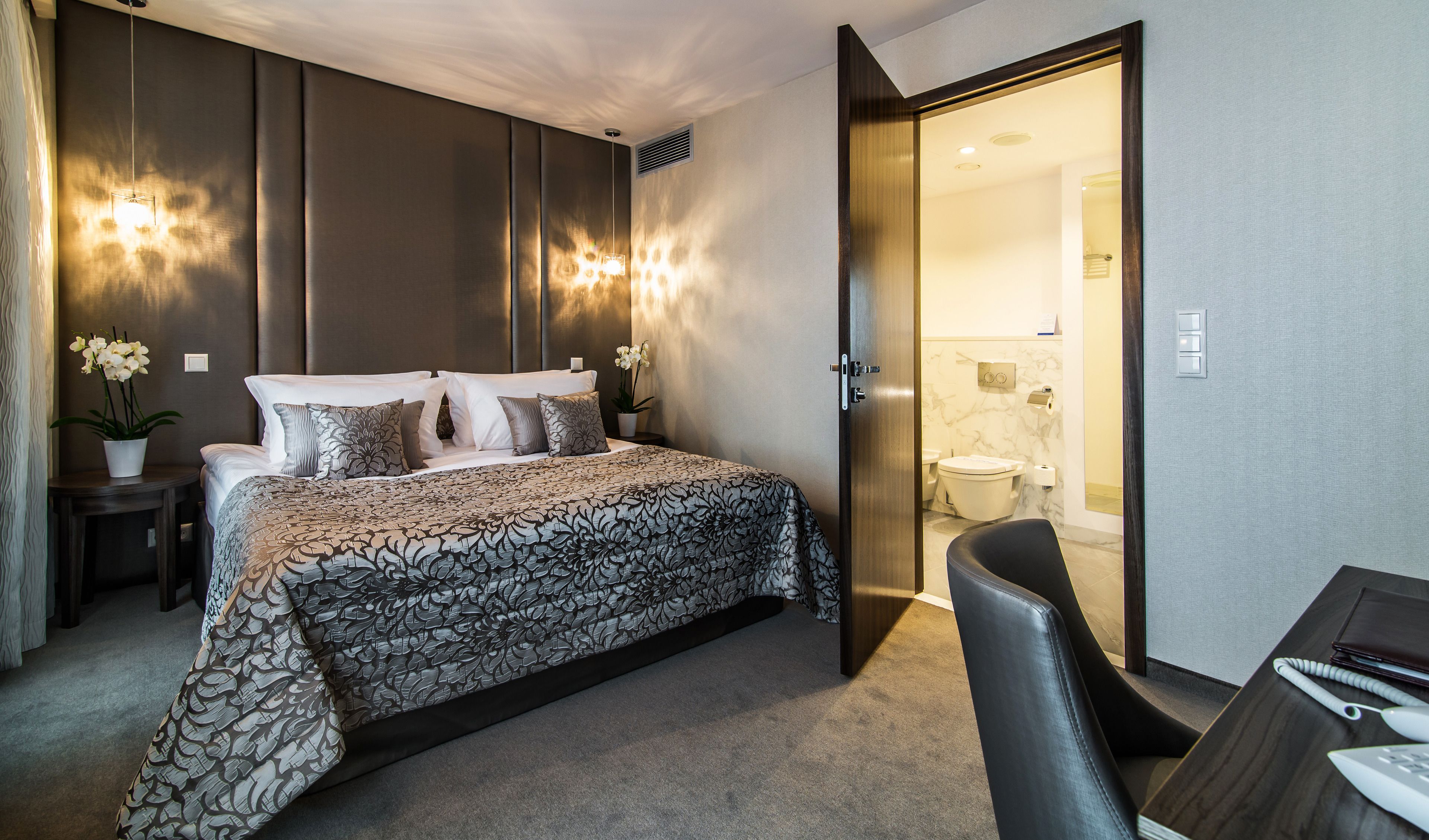 business apartment | hypo-allergenic bedding, desk, soundproofing, rollaway beds