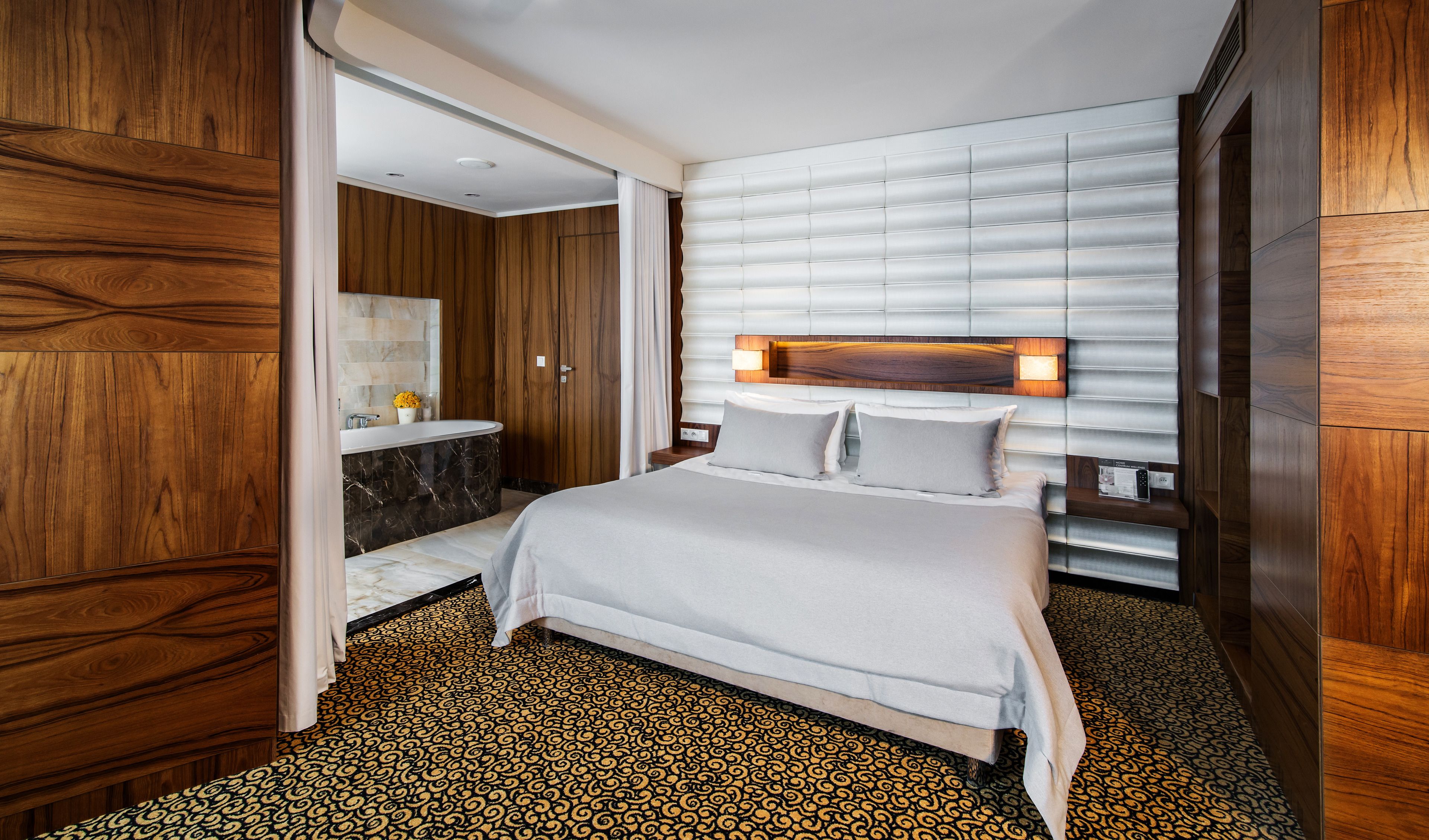 business apartment | hypo-allergenic bedding, desk, soundproofing, rollaway beds