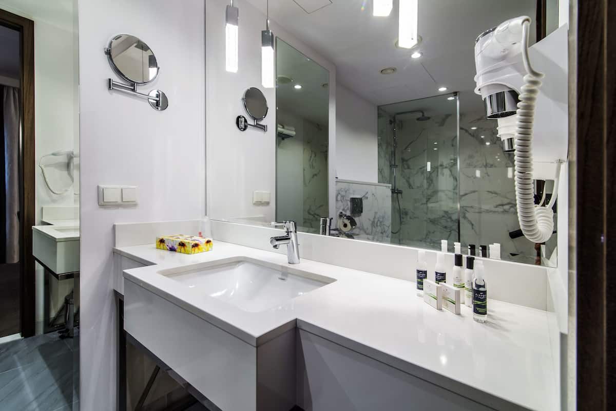 business apartment | bathroom | free toiletries, hair dryer, bathrobes, towels