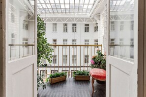 Surmatelas, bureau, rideaux occultants, lits bébé (gratuits)