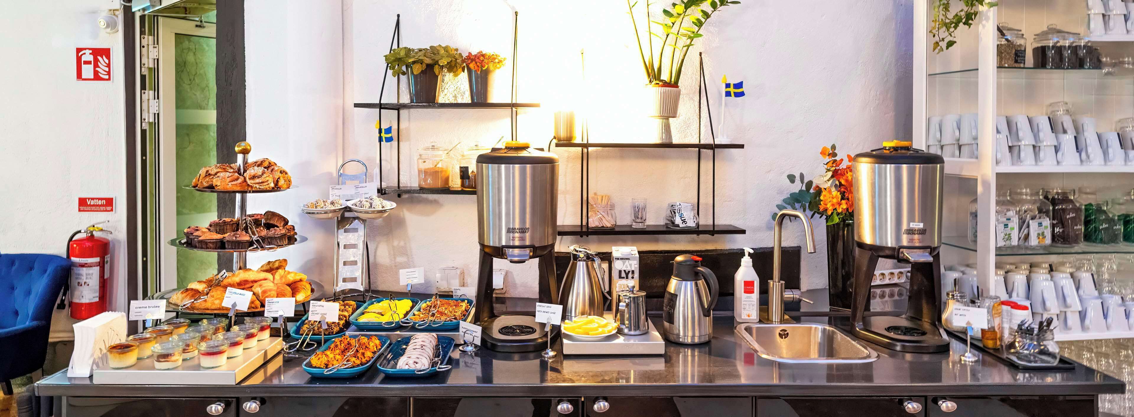 Un buffet proposant une variété de plats et des machines à café.
