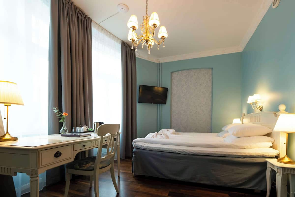Superior Room, 1 King Bed, Non Smoking | Pillow-top beds, desk, blackout curtains, free cots/infant beds