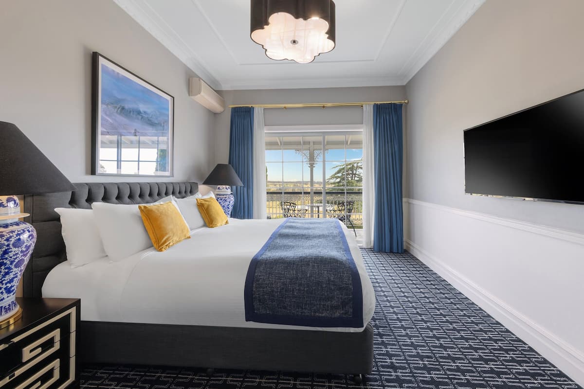 Suite, 1 King Bed (Manor) | Premium bedding, desk, laptop workspace, blackout curtains