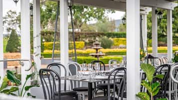 2 restaurantes; se sirven desayunos, almuerzos y cocina europea moderna