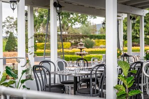 2 nhà hàng, phục vụ bữa sáng, bữa trưa, món ăn phong cách Âu hiện đại 
