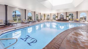 Piscine couverte, chaises longues