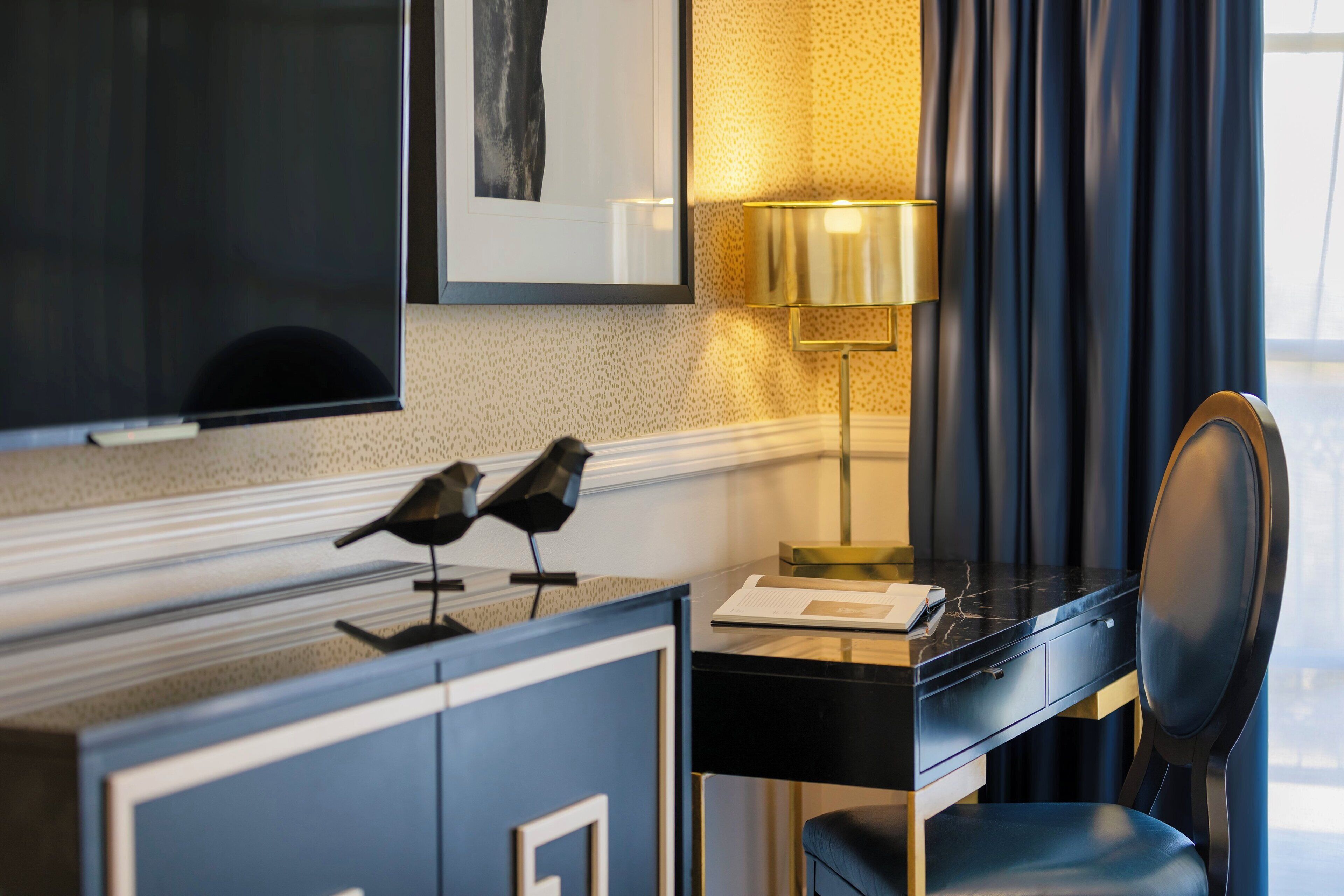 1 bedroom, premium bedding, desk, laptop workspace