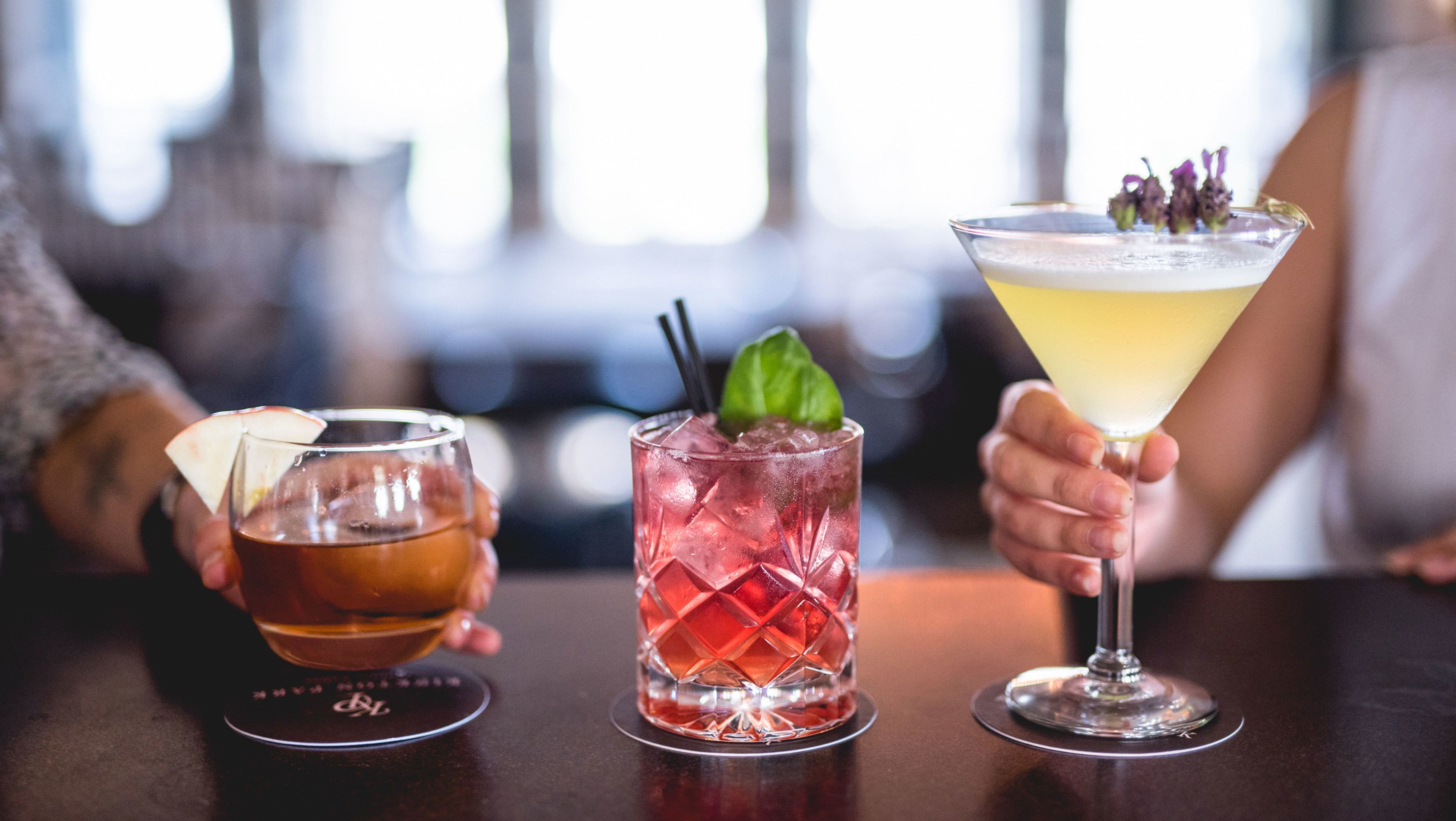 Tres bebidas sobre una barra.