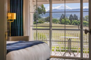 Grand Room, 1 King Bed (Valley View) | Premium bedding, desk, laptop workspace, blackout drapes - voco Kirkton Park Hunter Valley  by IHG (Pokolbin)