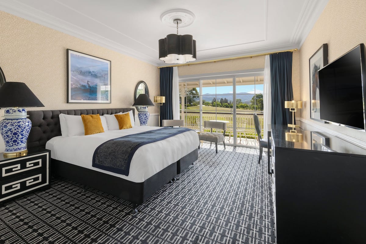 Grand Room, 1 King Bed (Valley View) | Premium bedding, desk, laptop workspace, blackout curtains