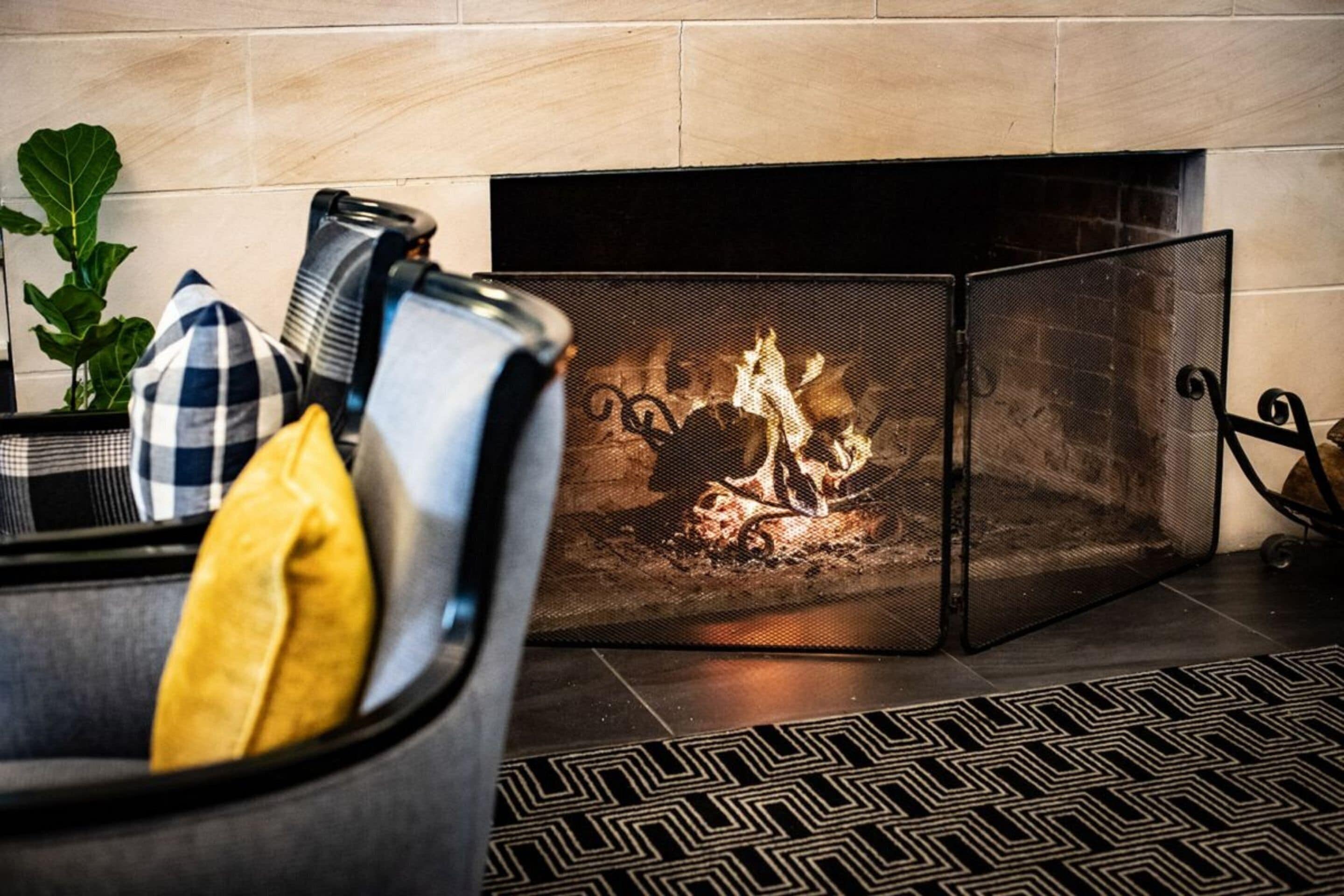 lobby lounge, garden views, open daily