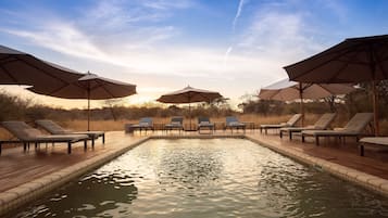 Piscine extérieure (ouverte en saison), parasols de plage