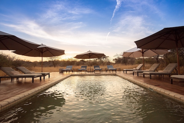 Außenpool (je nach Saison geöffnet), Sonnenschirme, Liegestühle