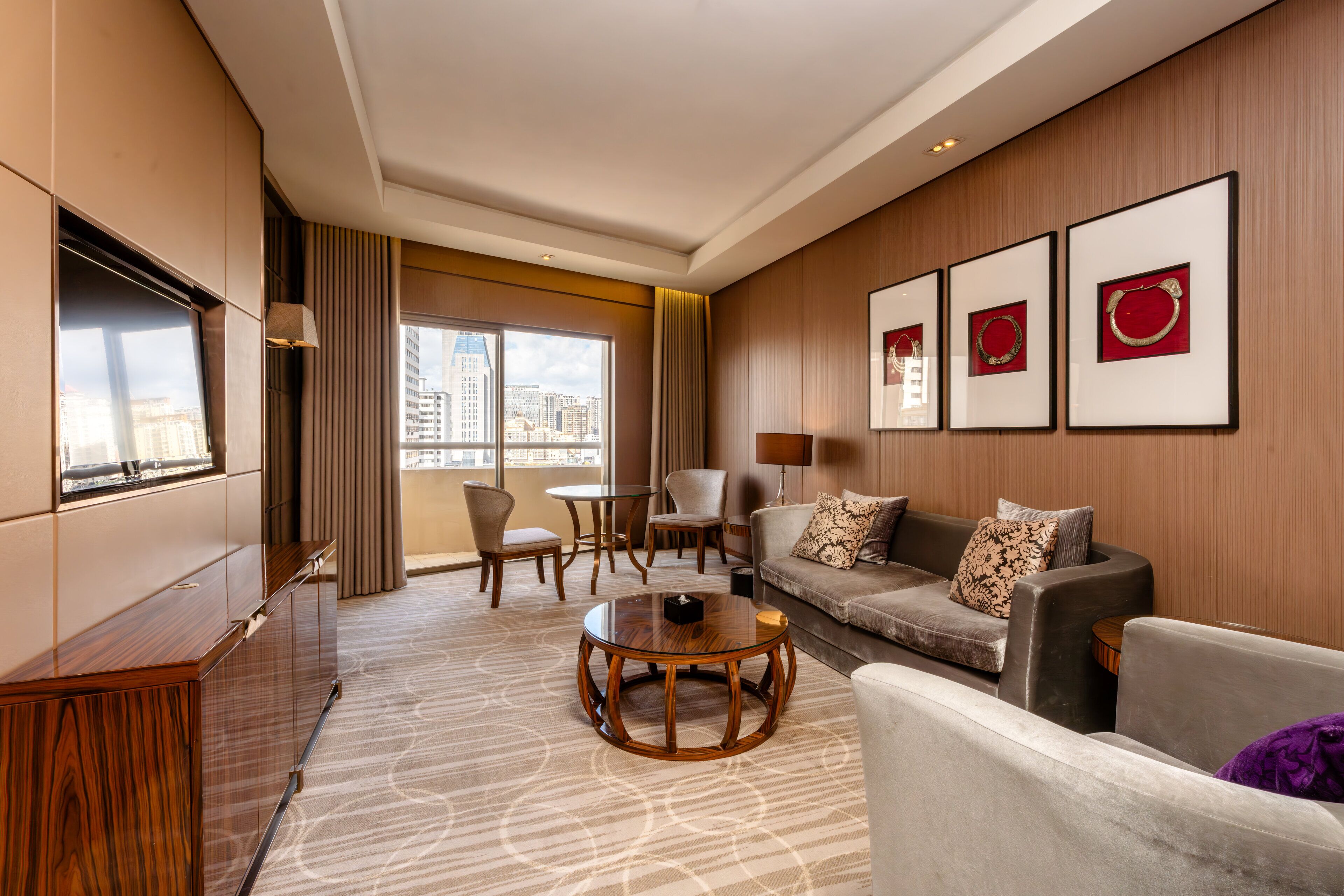 Minibar, coffres-forts dans les chambres, bureau