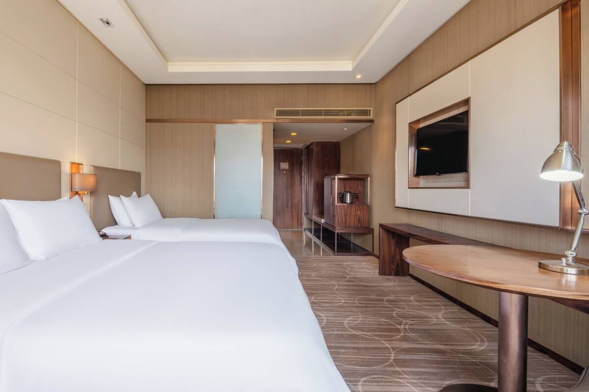Habitación Premium, varias camas | Minibar, caja fuerte, escritorio y espacio para trabajar con un portátil