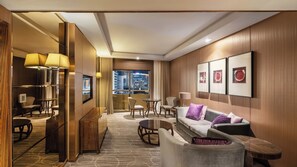 Suite, 1 habitación, con acceso para personas discapacitadas, con acceso al salón lounge del club | 1 habitación, minibar, caja de seguridad en la habitación y escritorio