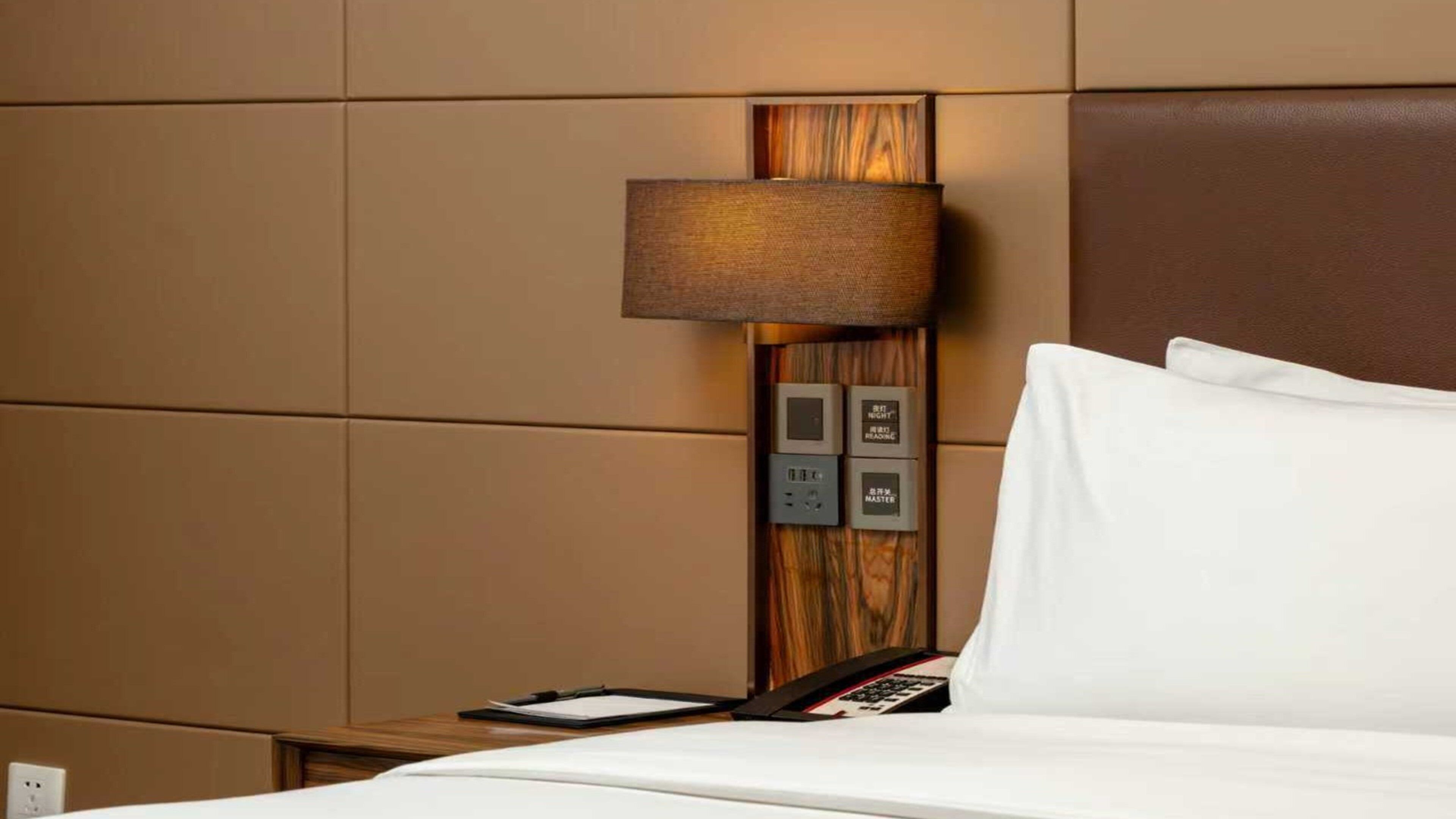 Een minibar, een kluis op de kamer, een bureau, een laptopwerkplek