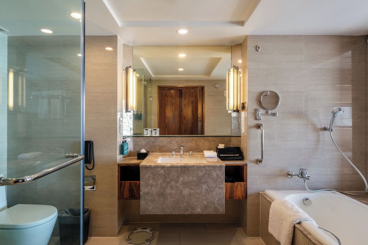 Separate bathtub and shower, deep-soaking bathtub, free toiletries