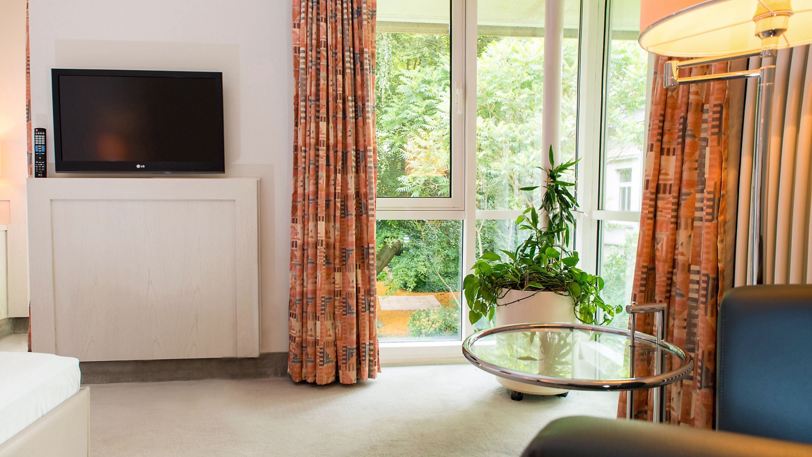 comfort single room, 1 queen bed, garden view, corner | hypo-allergenic bedding, down duvets, minibar, desk