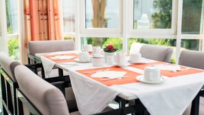 Tägliches Frühstücksbuffet (17 EUR pro Person)