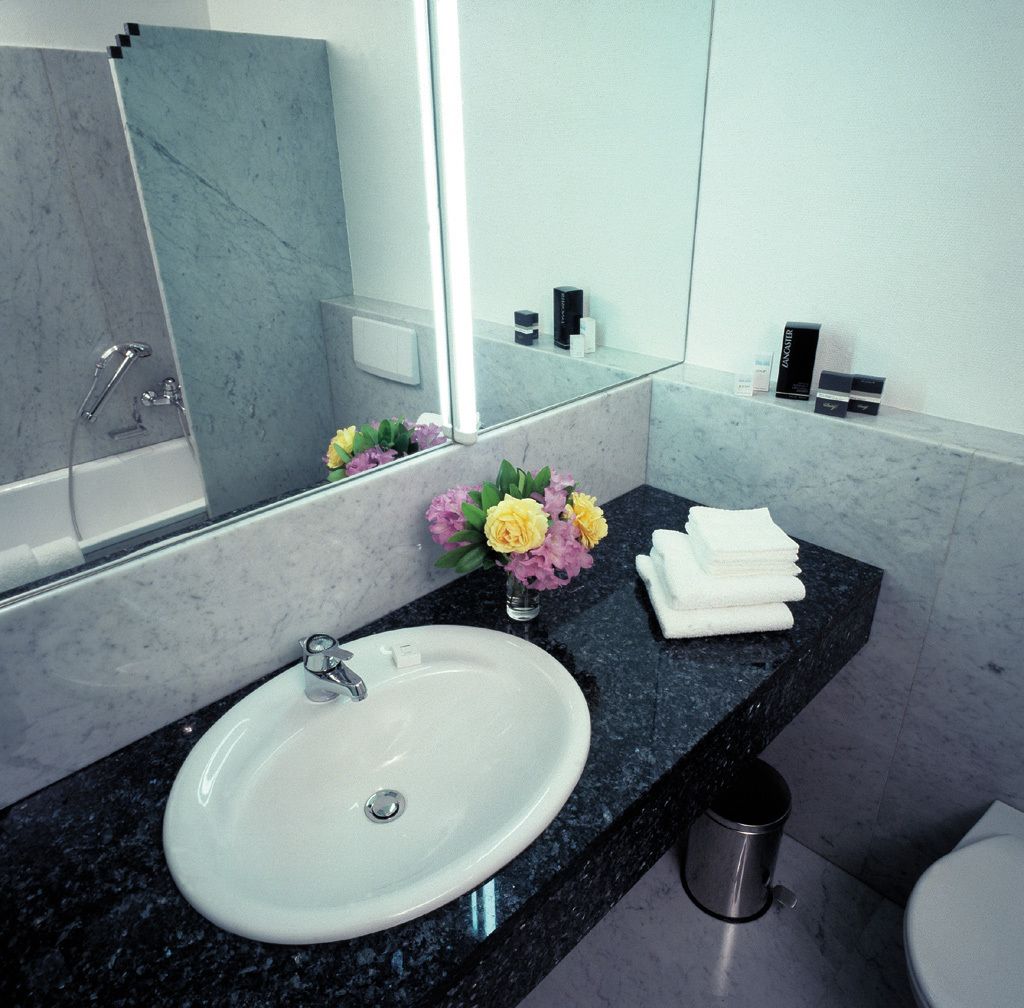 standard double room, 1 queen bed, non smoking, corner | property amenity